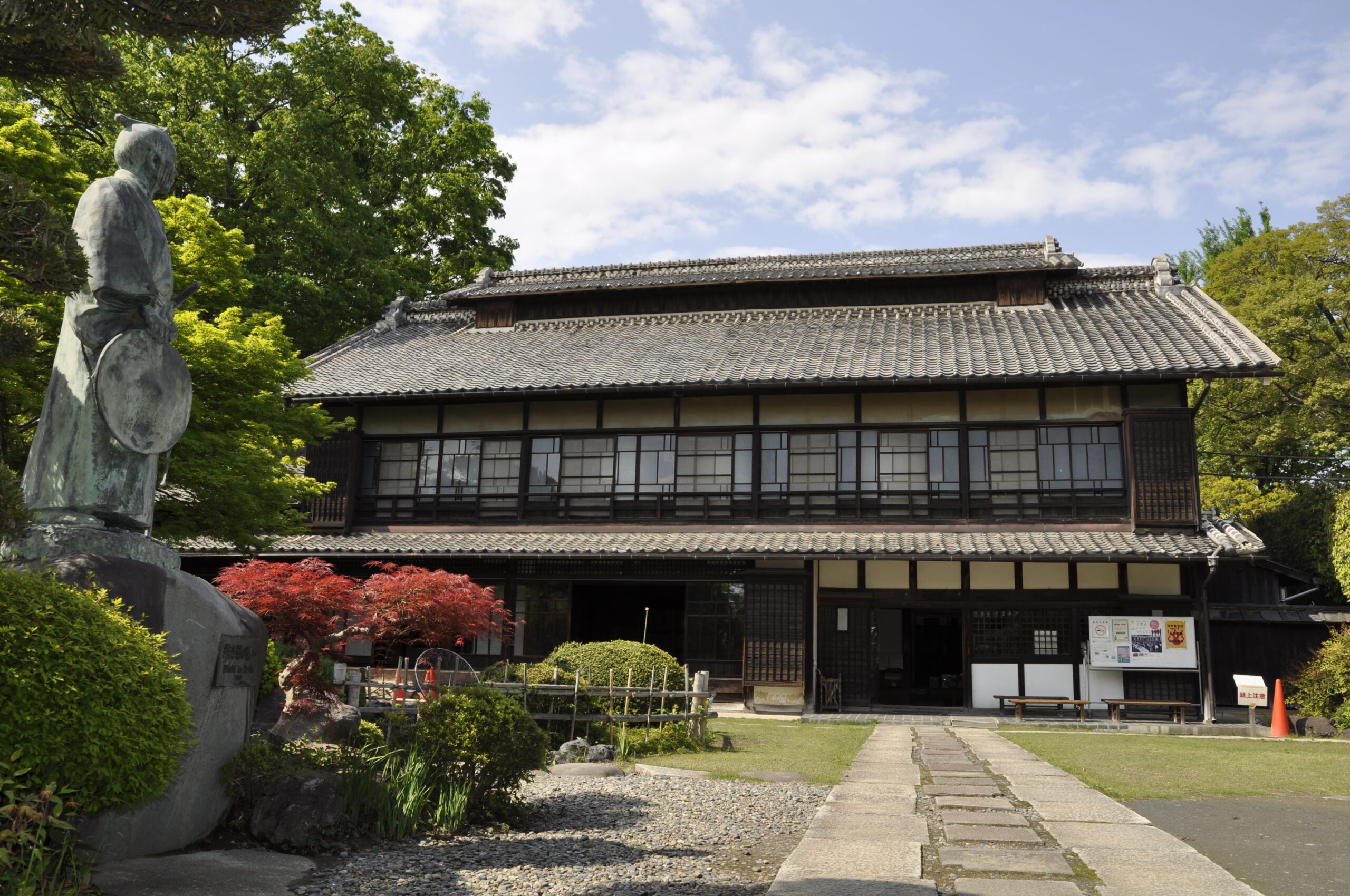 旧渋沢邸「中の家」（銅像あり）外観